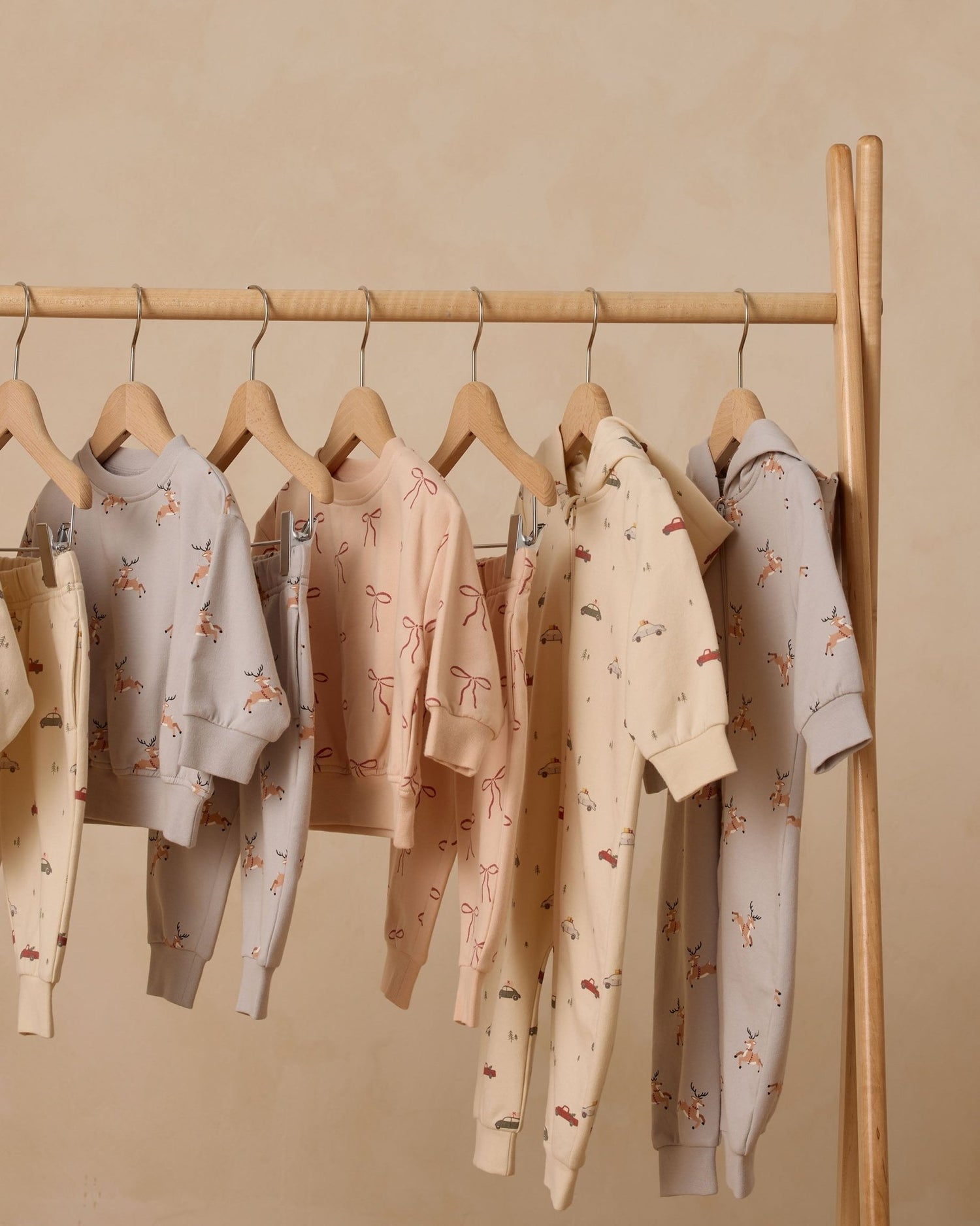 Quincy Mae Relaxed Fleece Sweatpant || Reindeer Quincy Mae