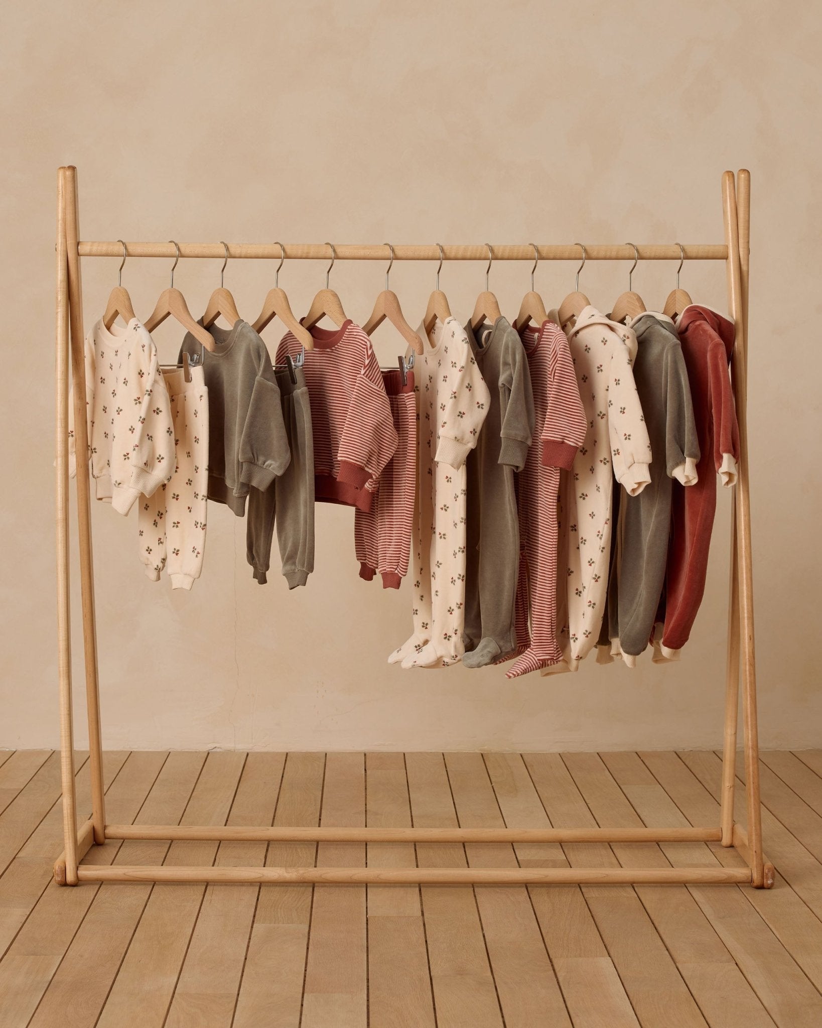 Quincy Mae Velour Relaxed Sweatpant || Holly Berry Quincy Mae