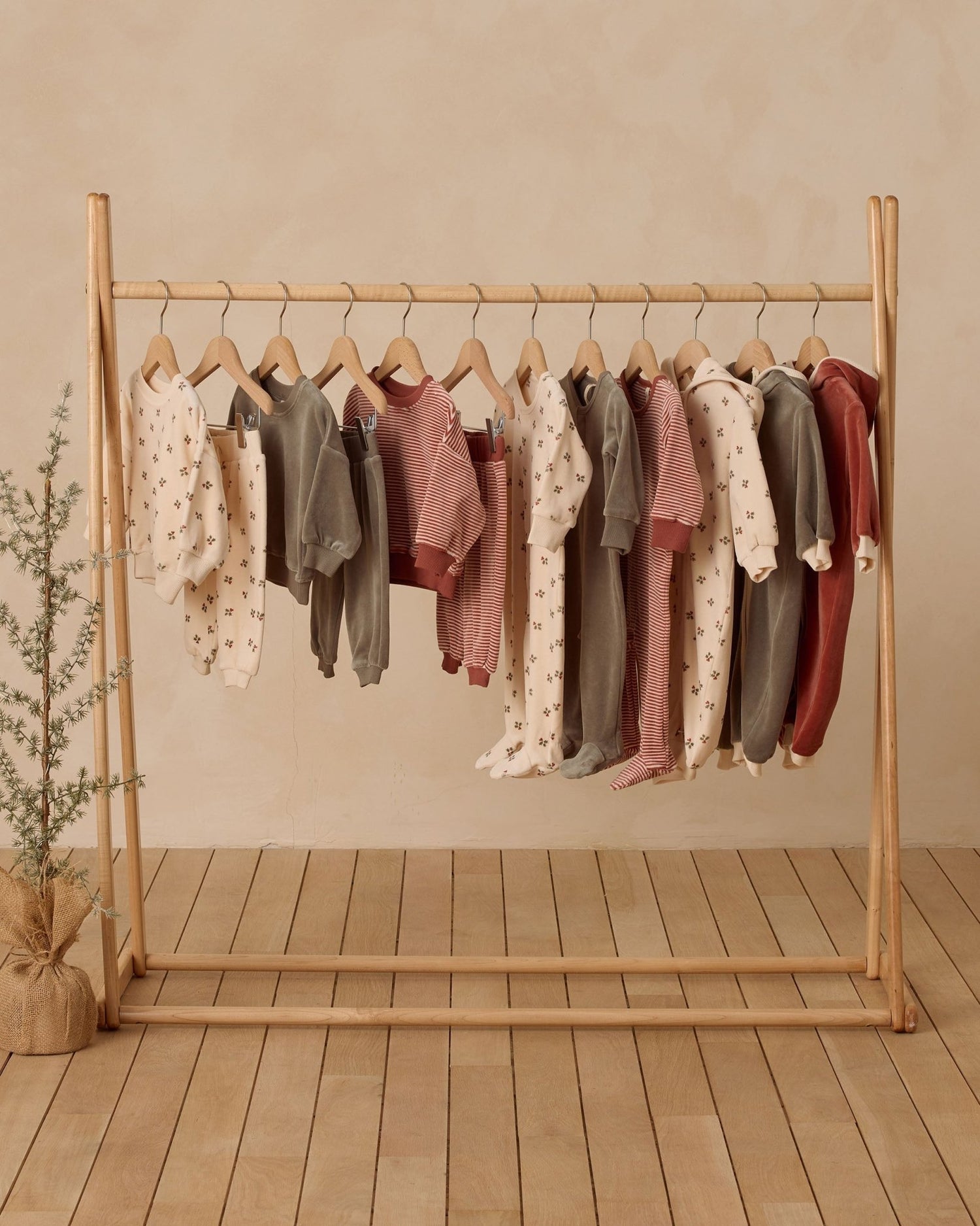 Quincy Mae Velour Relaxed Sweatshirt || Holly Berry Quincy Mae