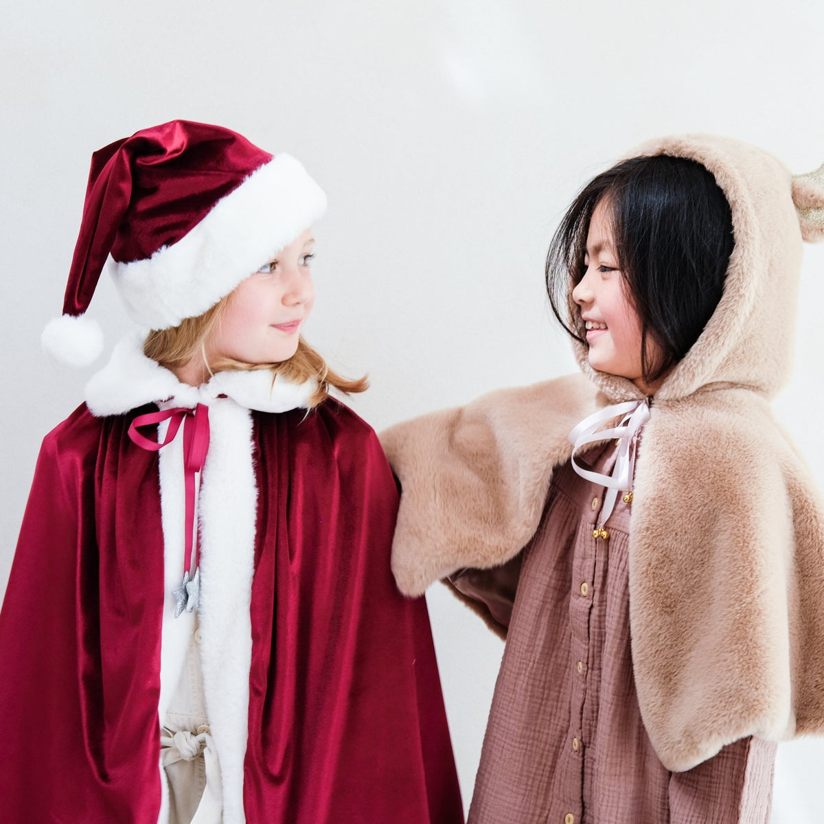 Mimi &amp; Lula Santa hat Mimi &amp; Lula
