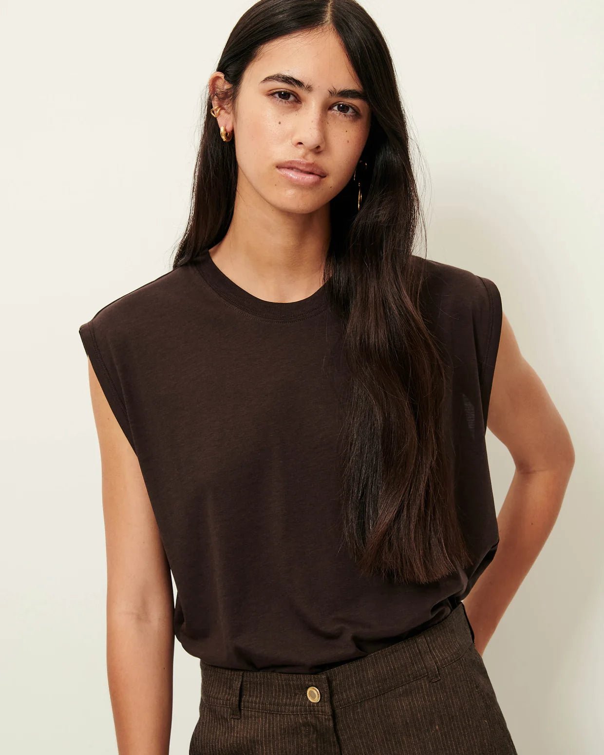 Sessùn DEEDOO Sleeveless Crew Neck T-Shirt – Espresso Sessùn