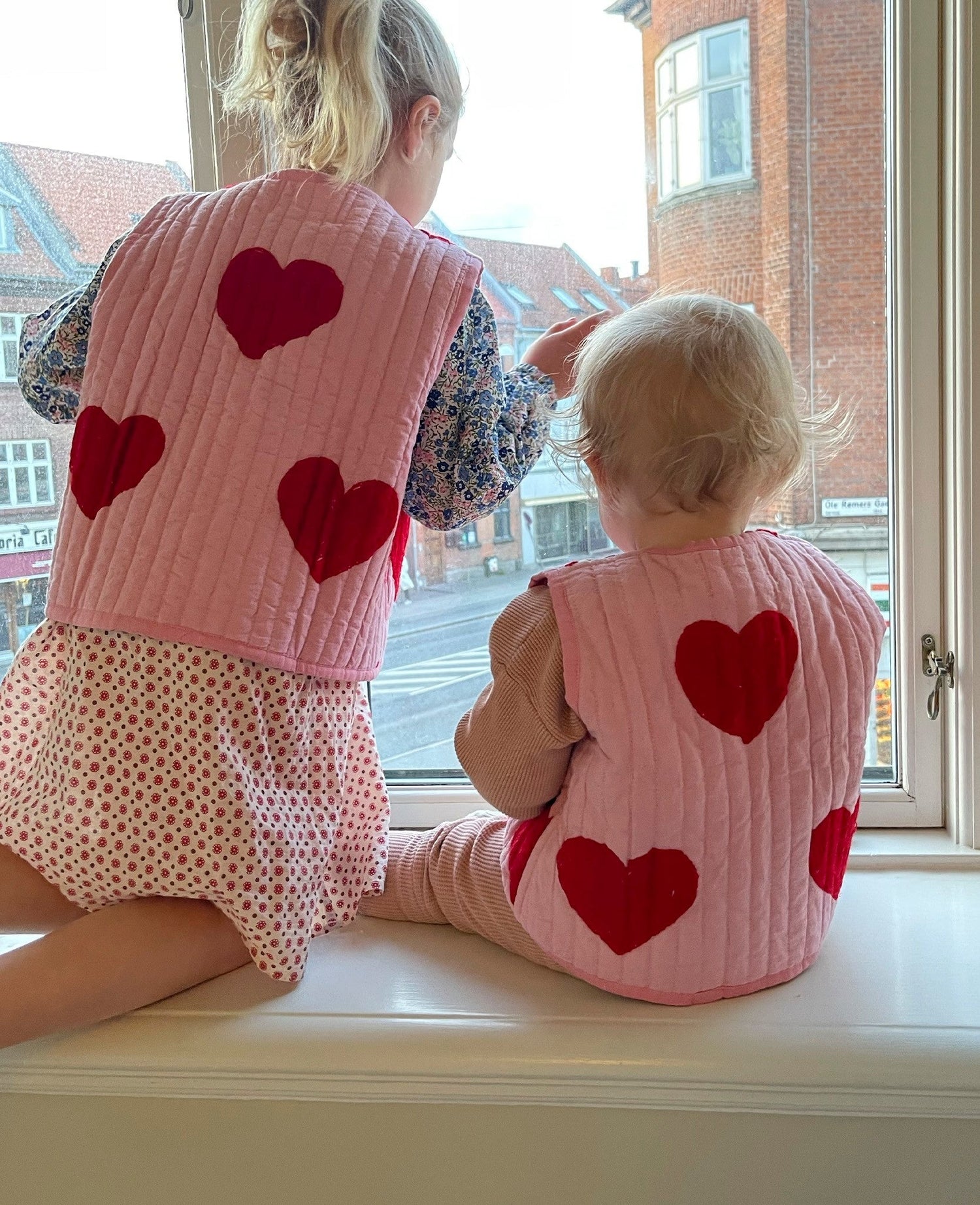 SISSEL EDELBO Honey MINI Vest - Red Heart Sissel - edelbo